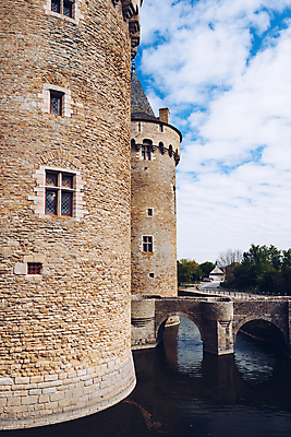 포토 JPG 해외이미지 외관 벽 여행 건축양식 가이드 자연 주택 초원 사람없음 건물 물 강 도시풍경 여행객 탑 산책로 프랑스 조약돌 바위 도시 성 센터 중세 역사 재산 폐허 시력 타운 천연기념물 고딕 옛날 채널 해외202009 해외포토 자연요소 직업 건축물 건축 유럽 길 사람 풍경 금융 돌_바위 생태계 파일형식
