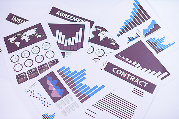 포토 JPG 해외이미지 직업 손 남자 종이 비즈니스 사람 사람없음 금융 사무실 펜 거래 잡기 업무 비즈니스맨 메시지 편지 계약 사인 경영자 서식 문서 서명 변호사 경영 해외202009 해외포토 모션 신체부위 경제 필기구 작업 직장인 리더 파일형식