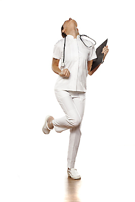 포토 JPG 해외이미지 백인 직업 라이프스타일 여자 행복 백그라운드 컨셉 유니폼 신체 비즈니스 바지 청진기 성공 노동자 건강 사람 성인 사람없음 약 기쁨 간호사 의사 자유 흰색 축하 표현 춤 자신감 가득함 길이 고립 해외202009 해외포토 서양인 옷 감정 컬러 의학 의료기기 하의 문화예술 생활 의료진 파일형식