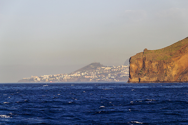 포토 JPG 해외이미지 유럽 바다 섬 여행 백그라운드 자연 하늘 휴가 산 풍경 사람없음 물 여름 파란색 와인 일몰 포르투갈 타운 해외202009 해외포토 자연요소 계절 나라 컬러 주류 노을 도시 생태계 파일형식