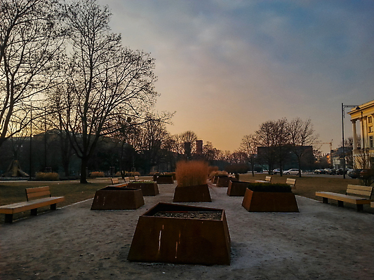 포토 JPG 해외이미지 나무 구름 공원 유럽 화분 도로 길 벤치 자연 하늘 날씨 풍경 사람없음 야외 여름 파란색 태양 환경 정원 일몰 도시 저녁 오솔길 폴란드 내추럴 브로츠와프 해외202009 해외포토 자연요소 식물 계절 공공시설 나라 컬러 의자 교통시설 노을 야간 생태계 파일형식