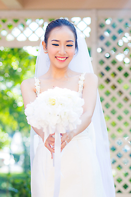 포토 JPG 해외이미지 주간 공원 여자 신부 결혼 한명 성인 야외 앞모습 정원 낭만 성인여자한명만 해외202009 해외포토 자연요소 1 공공시설 뷰포인트 컨셉 사람 이벤트 여자한명만 성인여자만 파일형식