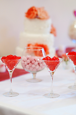 포토 JPG 해외이미지 접시 꽃 리본 안경 음식 결혼 백그라운드 꽃무늬 탁자 결혼식 남편 디저트 기념 사탕 사람없음 장식 빨간색 파티 케이크 폭포 빵집 수확 흰색 하트 축하 대접 아내 고급 우아함 달콤 맛 설탕 자르기 먹기 크림 묘사 고무 접수 맛있는 해외202009 해외포토 모양 식물 식기 잡화 컬러 가구 컨셉 무늬 농업 모션 자연 이벤트 상점 파일형식