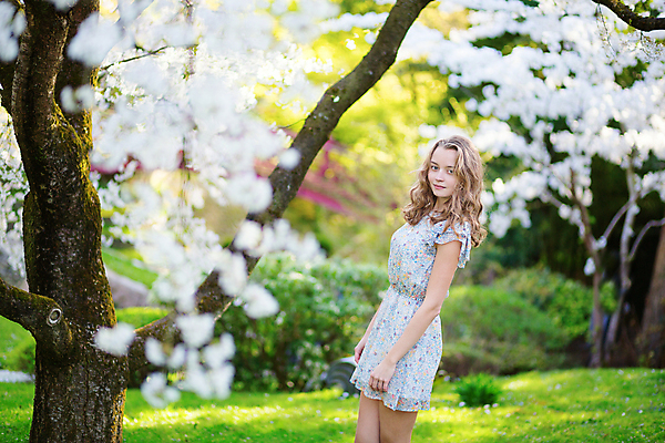 포토 JPG 해외이미지 나무 공원 꽃 유럽 여유 자연 한명 미소 사람 성인 초록색 청춘 금발 정원 일본 봄 벚꽃 흰색 체리 4월 향기 향 내추럴 해외202009 해외포토 식물 1 헤어스타일 계절 공공시설 감정 나라 아시아 컬러 컨셉 과일 표정 날짜 생태계 냄새 파일형식