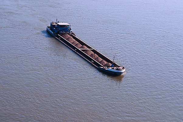 포토 JPG 해외이미지 유럽 산업 모래 여행 교통시설 자연 항해 사람없음 물 강 화물 보트 수로 다뉴브강 세르비아 해외202009 해외포토 자연요소 나라 교통 배_교통 운송업 시설 생태계 파일형식