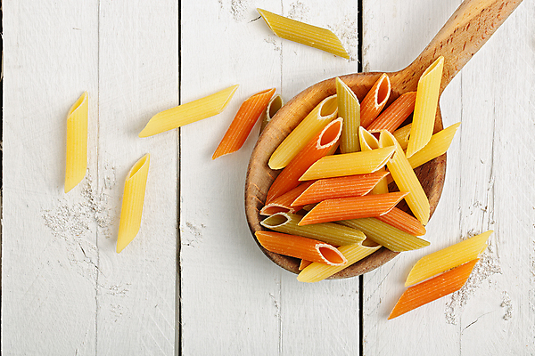 포토 JPG 해외이미지 탁자 파스타 실내 사람없음 국자 파스타면 펜네 맛있는 해외202009 해외포토 가구 주방용품 서양음식 내부 면류 파일형식