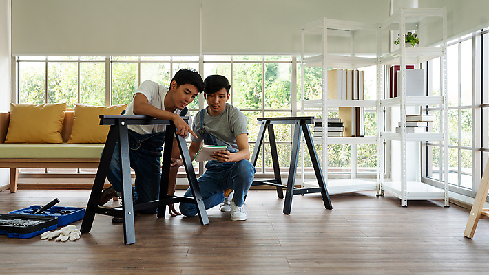 포토 JPG 해외이미지 백인 직업 라이프스타일 남자 행복 컨셉 거실 벤치 창문 태국 노동자 바닥 주택 실내 미소 사람 앉기 동양인 취미 두명 건물 목재 장식 책 흰색 공구 업무 기술자 수리 토론 목수 서비스 목공예 DIY 설치 재주꾼 조작 지원 카피스페이스 해외202009 해외포토 서양인 나무 건축물 감정 아시아 컬러 의자 재료 모션 표정 인종 내부 생활 공백 도구 작업 공예 파일형식