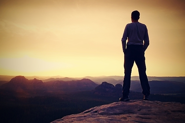 포토 JPG 해외이미지 라이프스타일 스포츠 포즈 하늘 성공 건강 한명 사람 풍경 야외 운동복 힘 하이킹 에너지 용기 가장자리 고독 위험 결심 무서움 지역 멀리 뿌연 절정 효율 해외202009 해외포토 1 그릇 옷 감정 컨셉 레저 생활 둘레 파일형식