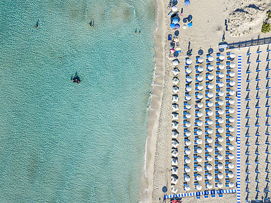 포토 JPG 해외이미지 라이프스타일 모래 바다 여행 자연 휴가 휴식 안테나 파노라마 풍경 사람없음 야외 물 여름 파란색 태양 이탈리아 낭만 만 지중해 내추럴 강렬 드론 해외202009 해외포토 자연요소 계절 유럽 컬러 컨셉 통신 촬영기법 생활 생태계 파일형식