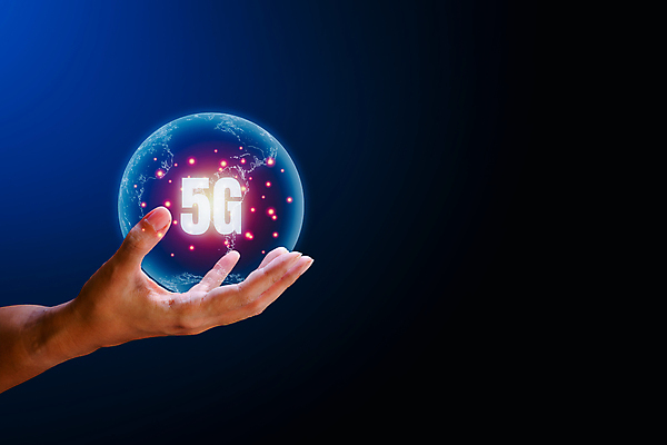 포토 JPG 해외이미지 손 지구 백그라운드 컨셉 지도 인터넷 비즈니스 통신 모바일 추상 미래 사람없음 그래픽 금융 파란색 스마트폰 세계 글로벌 지구본 우주 디지털 스크린 자료 웹 행성 인공위성 정보 네트워크 연결 사이버 무선전화기 서비스 속도 신호 시스템 온라인 소셜 여의주 가상 해외202009 해외포토 컬러 무늬 신체부위 경제 핸드폰 스마트기기 전화기 파일형식