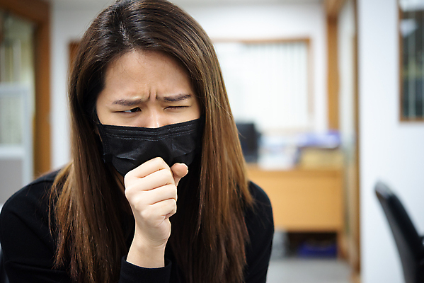 포토 JPG 해외이미지 응시 여자 실내 마스크 한명 사람 동양인 상반신 성인 앞모습 아웃포커스 찡그림 기침 성인여자한명만 코로나바이러스 포스트코로나 해외202009 델타변이바이러스 위드코로나 해외포토 1 시선 뷰포인트 촬영기법 표정 인종 내부 바이러스 사회이슈 여자한명만 성인여자만 파일형식