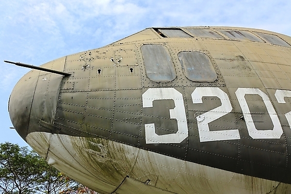 포토 JPG 해외이미지 창문 비행기 안테나 사람없음 금속 손상 수확 역사 부식 코 회전 구식 깨짐 썩음 옛날 해외202009 해외포토 컨셉 농업 통신 항공교통 재질 대중교통 신체부위 파일형식