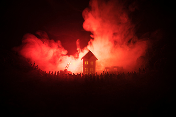 포토 JPG 해외이미지 남자 실루엣 컨셉 오렌지 지붕 불 주택 서기 사람 이벤트 성인 사람없음 건물 목재 어둠 손상 긴급 관찰 뜨거움 그룹 구출 보호 군중 야간 위험 사건 화재 커뮤니티 덩어리 보험 재앙 헬프 화상 많음 해외202009 해외포토 자연요소 나무 건축물 과일 재료 모션 촬영기법 도움 상처 파일형식
