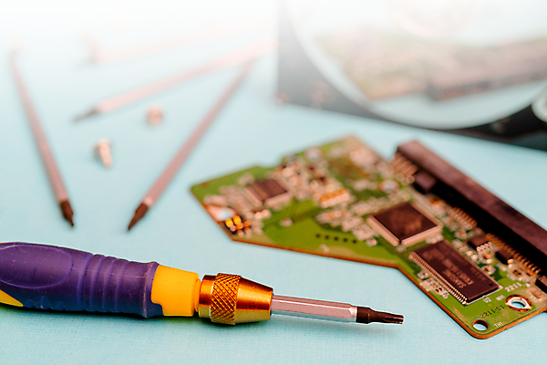 포토 JPG 해외이미지 실내 사람없음 전자제품 컴퓨터 세트 금속 디지털 자료 장비 운전 공구 나사 디스크 업무 기술자 드라이버 바이러스 수리 보호 서비스 보안 전자 수납 치유 하드웨어 해외202009 해외포토 직업 컨셉 모션 재질 안전 내부 도구 작업 질병 파일형식