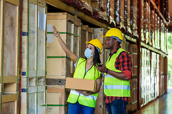 포토 JPG 해외이미지 여자 남자 마스크 서기 들기 사람 상반신 성인 두명 가리킴 물류창고 성인만 해외202009 해외포토 모션 손짓 창고 파일형식