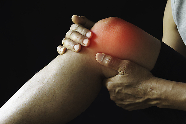 포토 JPG 해외이미지 남자 검은배경 실내 한명 성인 옆모습 고통 하반신 잡기 무릎 무릎통증 성인남자한명만 해외202009 해외포토 1 감정 뷰포인트 백그라운드 모션 사람 내부 신체부위 검은색 남자한명만 성인남자만 파일형식