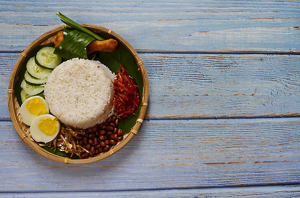 포토 JPG 해외이미지 전통 접시 아시아 문화 음식 백그라운드 잎 고추 밥 오이 바나나 요리 동양인 사람없음 계란 식사 치킨 튀김 흰색 아침식사 향신료 매움 향기 인도네시아 땅콩 지역 코코넛 말레이시아 싱가폴 인기 맛있는 해외202009 해외포토 식물 식기 나라 컬러 채소 과일 인종 알 견과류 맛 냄새 닭고기요리 향미료 파일형식