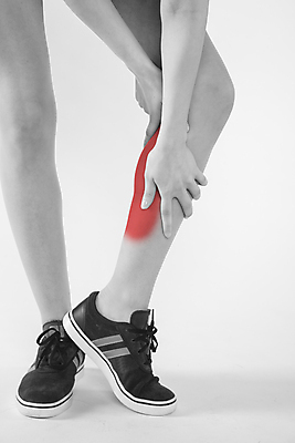 포토 JPG 해외이미지 여자 흑백 실내 한명 서기 성인 고통 하반신 종아리 성인여자한명만 해외202009 해외포토 1 감정 모션 촬영기법 사람 내부 신체부위 여자한명만 성인여자만 파일형식