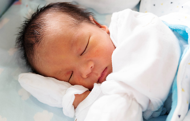 포토 JPG 해외이미지 손 행복 얼굴 어린이 가족 엄마 새로움 따뜻함 건강 병원 한명 사람 소년 임산부 놀이방 성장 아기 신생아 잠 출산 작음 담요 결백 돌봄 천진난만 안락 해외202009 해외포토 1 남자 감정 컨셉 의학 관계 모션 신체부위 임신 크기 파일형식