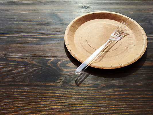 포토 JPG 해외이미지 포크 탁자 사람없음 재활용 일회용 플라스틱 종이접시 해외202009 해외포토 식기 접시 가구 재질 친환경 파일형식