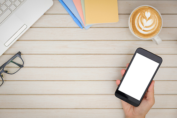 포토 JPG 해외이미지 손 종이 안경 커피 백그라운드 컨셉 비즈니스 탁자 모바일 주택 사람없음 컵 노트북 스마트폰 핸드폰 컴퓨터 사무실 펜 우주 스크린 다이어리 쪽지 공책 공백 머그컵 흰색 타이핑 키보드 업무 작업 도자기 플랫 정상 디자이너 스웨터 책상 위치 힙스터 카피스페이스 해외202009 해외포토 직업 식기 잡화 패션 음료 컬러 가구 상의 문구용품 건물 신체부위 전자제품 스마트기기 필기구 사무용품 파일형식