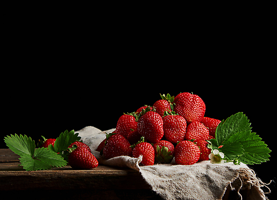 포토 JPG 해외이미지 잎 딸기 검은배경 사람없음 쌓기 나무탁자 해외202009 해외포토 식물 백그라운드 과일 모션 탁자 검은색 파일형식
