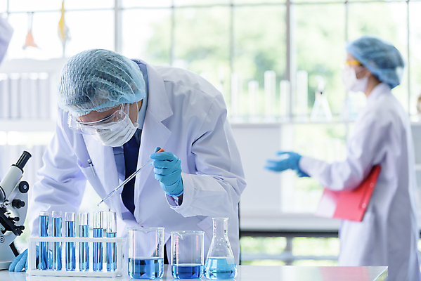 포토 JPG 해외이미지 응시 여자 남자 현미경 실험기구 마스크 들기 동양인 상반신 성인 두명 앞모습 옆모습 아웃포커스 집중 성인만 신약개발 해외202009 해외포토 시선 뷰포인트 과학 컨셉 모션 촬영기법 사람 인종 개발 파일형식 신약_의학