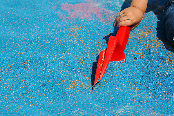 포토 JPG 해외이미지 손 행복 어린이 모래 놀이 휴가 손잡이 사람 소년 사람없음 야외 신체부위 빨간색 여름 파란색 컬러풀 장난감 태양 맑음 기쁨 게임 아기 잡기 삽 해외202009 해외포토 자연요소 계절 남자 감정 컬러 모션 날씨 파일형식