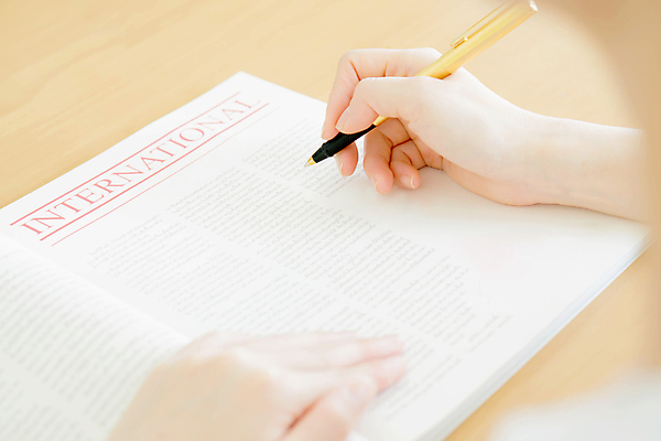 포토 JPG 해외이미지 여자 교육 종이 컨셉 돈 비즈니스 태국 성공 성인 사람없음 책 가로 금융 경제 독서 펜 쌓기 저축 성장 기록 시장 작음 대학교 투자 계산원 해외202009 해외포토 직업 아시아 학교 모션 사람 필기구 재산 크기 파일형식