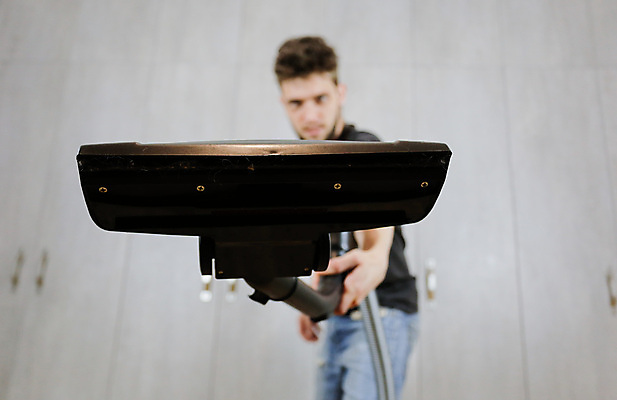 포토 JPG 해외이미지 직업 행복 가구 가사 거실 가정 남편 노동자 아파트 실내 한명 내부 일상 인테리어 기계 청결 방 붓 도움 수리 위생 청소 서비스 싱글 주부 먼지 리빙 청소부 위생관리 정리함 해외202009 해외포토 1 디자인 감정 생활용품 컨셉 주택 관리 사람 라이프 파일형식