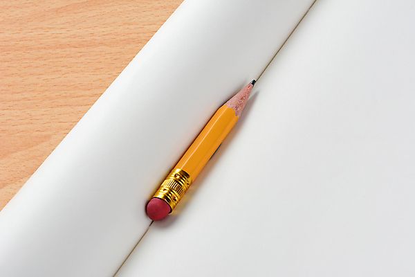 포토 JPG 해외이미지 교육 종이 컨셉 교실 학교 사람없음 목재 세로 연필 노란색 공책 공백 방 장비 흰색 책상 신학기 카피스페이스 해외202009 해외포토 나무 컬러 가구 재료 문구용품 학용품 필기구 파일형식