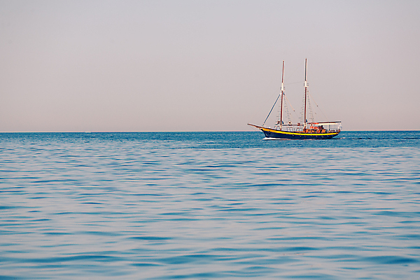 포토 JPG 해외이미지 라이프스타일 바다 섬 여행 요트 하늘 휴가 사람없음 물 파란색 맑음 흰색 만 보트 고급 큼 크루즈 갑판 지중해 그리스 함선 네비게이션 산토리니 그리스인 뱃놀이 코르푸 해외202009 해외포토 자연요소 서양인 유럽 컬러 컨셉 배_교통 날씨 생활 전통놀이 크기 파일형식