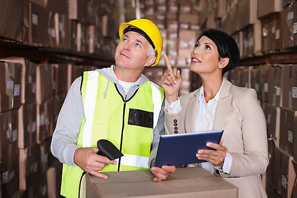 포토 JPG 해외이미지 여자 남자 40대 중년 50대 실내 서기 들기 상반신 두명 앞모습 상자 태블릿 올려보기 가리킴 잡기 물류창고 중년만 해외202009 해외포토 뷰포인트 모션 사람 손짓 성인 내부 전자제품 스마트기기 창고 성인만 파일형식