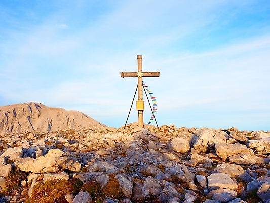 포토 JPG 해외이미지 구름 접시 기독교 십자가 자국 하늘 휴가 산 풍경 사람없음 세로 파란색 관광지 트래킹 하이킹 바위 기도 영혼 정상 심볼 언덕 사인 알프스 산봉우리 오리엔테이션 절정 해외202009 해외포토 자연요소 식기 유럽 종교 컬러 여행 레저 돌_바위 봉우리 파일형식