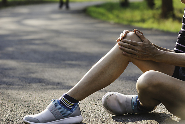 포토 JPG 해외이미지 여자 한명 사람 앉기 성인 야외 옆모습 고통 하반신 무릎 땅바닥 무릎통증 주산 성인여자한명만 해외202009 해외포토 1 감정 뷰포인트 모션 바닥 신체부위 여자한명만 성인여자만 파일형식