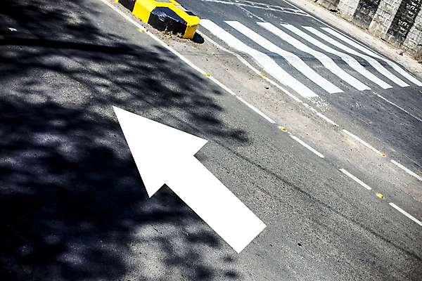 포토 JPG 해외이미지 도로 길 선 여행 백그라운드 컨셉 지도 비즈니스 가이드 교통시설 모션 성공 추상 미래 화살 거리 사람없음 야외 그래픽 노란색 검은색 운전 도전 흰색 도시 고속도로 선택 방향 심볼 사인 방법 블러 직진 충고 콘크리트 해외202009 해외포토 직업 컬러 교통 무늬 시설 파일형식