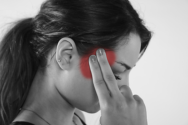 포토 JPG 해외이미지 서양인 여자 흑백 실내 한명 사람 상반신 성인 옆모습 머리 고통 누름 질병 성인여자한명만 해외202009 해외포토 외국인 1 감정 뷰포인트 의학 모션 촬영기법 내부 신체부위 여자한명만 성인여자만 파일형식