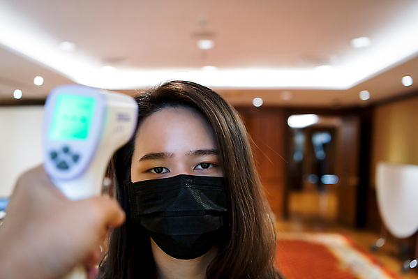 포토 JPG 해외이미지 손 여자 얼굴 실내 건강 마스크 한명 들기 안전 사람 동양인 상반신 성인 앞모습 아웃포커스 신체부위 질병 온도계 체온계 측정 성인여자한명만 코로나바이러스 비접촉체온계 포스트코로나 해외202009 델타변이바이러스 위드코로나 해외포토 1 뷰포인트 의학 모션 촬영기법 인종 내부 바이러스 사회이슈 여자한명만 성인여자만 파일형식