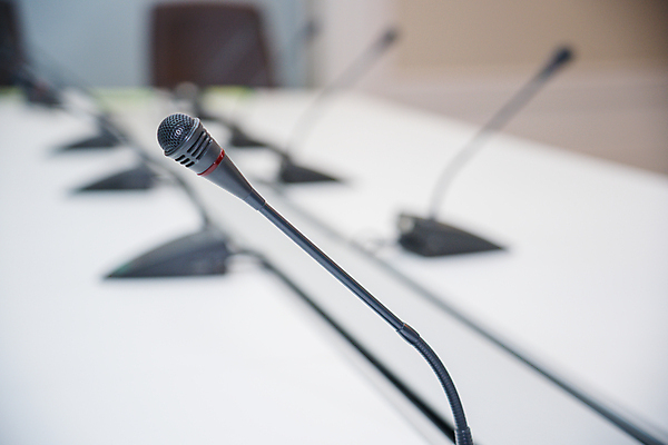 포토 JPG 해외이미지 직업 디자인 종이 백그라운드 의자 회사 비즈니스 통신 탁자 회의 실내 이벤트 사람없음 내부 목재 빛 사무실 우주 금속 스크린 소리 방 흰색 업무 발표 고급 토론 강의 마이크 오브젝트 부름 일반 목소리 세미나 스타일 해외202009 해외포토 나무 컬러 음향기기 가구 컨셉 재료 모션 재질 작업 파일형식