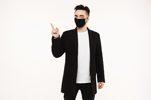 포토 JPG 해외이미지 남자 건강 마스크 한명 서기 안전 손짓 상반신 성인 앞모습 흰배경 예방 성인남자한명만 코로나바이러스 포스트코로나 해외202009 델타변이바이러스 위드코로나 해외포토 1 뷰포인트 백그라운드 모션 사람 흰색 바이러스 사회이슈 남자한명만 성인남자만 파일형식