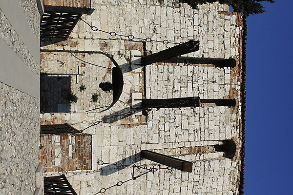 포토 JPG 해외이미지 외관 유럽 건축양식 풍경 사람없음 가로 문 탑 이탈리아 바위 도시 중세 역사 중앙 북쪽 타운 옛날 정문 해외202009 해외포토 건축물 건축 나라 돌_바위 방향 파일형식