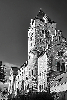 포토 JPG 해외이미지 구름 유럽 벽 시계 건축양식 창문 하늘 주택 흑백 사람없음 건물 문 탑 바위 기둥 도시 역사 사암 폴란드 정문 해외202009 해외포토 자연요소 건축물 건축 나라 촬영기법 돌_바위 파일형식