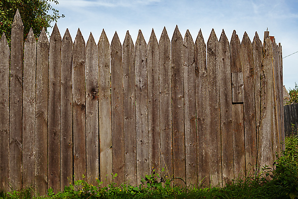 포토 JPG 해외이미지 사람없음 목재 여름 울타리 마을 시골 옛날 해외202009 해외포토 나무 계절 재료 담장 파일형식