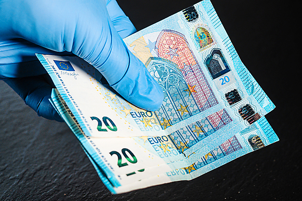 포토 JPG 해외이미지 손 유럽 장갑 돈 손가락 독일 건강 가면 사람없음 금융 경제 파란색 달러 동전 미국 이탈리아 금지 유로 프랑스 시장 질병 자르기 잠금 대출 빚 라텍스 예산 우울증 위기 유럽연합 자금 제어 유대감 해외202009 해외포토 잡화 나라 컬러 북아메리카 의학 모션 신체부위 재산 보안 파일형식