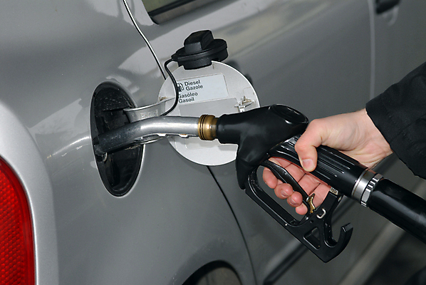 포토 JPG 해외이미지 손 남자 산업 여행 비즈니스 교통시설 자동차 사람 사람없음 야외 금융 상점 힘 에너지 잡기 오염 역 휘발유 석유 서비스 탱크 연료 가스 엔진 세대 펌프 내추럴 노즐 디젤 자동 해외202009 채우기 해외포토 육상교통 교통 모션 신체부위 경제 시설 파일형식