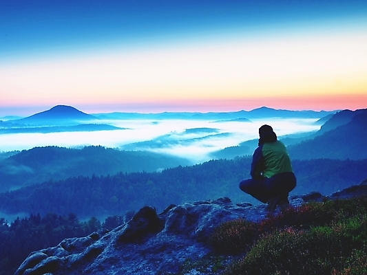 포토 JPG 해외이미지 라이프스타일 스포츠 포즈 하늘 건강 관리 한명 사람 성인 야외 파란색 운동복 검은색 힘 하이킹 용기 가장자리 고독 위험 결심 무서움 엉덩이 지역 멀리 뿌연 절정 효율 해외202009 해외포토 1 그릇 옷 감정 컬러 컨셉 레저 생활 신체부위 둘레 파일형식