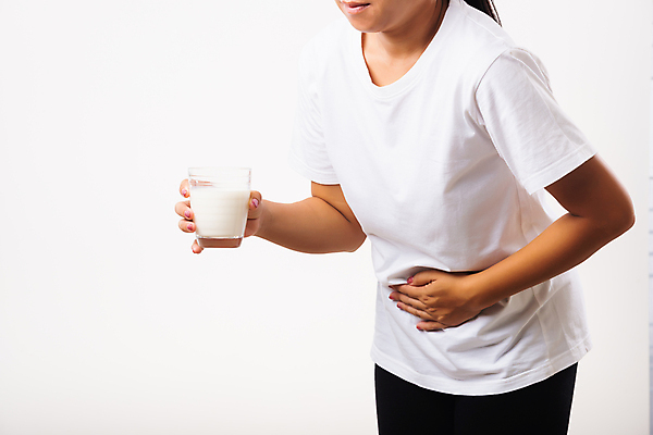 포토 JPG 해외이미지 여자 잔 실내 한명 들기 상반신 성인 옆모습 고통 우유 잡기 흰배경 복통 성인여자한명만 해외202009 해외포토 1 식기 감정 뷰포인트 백그라운드 모션 유제품 사람 내부 흰색 질병 여자한명만 성인여자만 파일형식