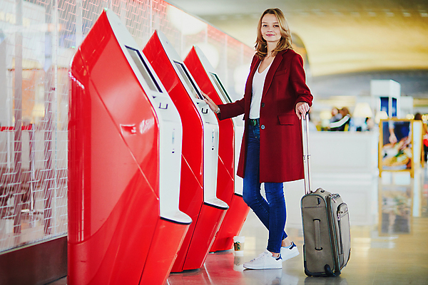 포토 JPG 해외이미지 유럽 여행 이동 가방 교통시설 휴가 비행기 한명 사람 성인 10대 빨간색 금발 여행객 여행가방 기계 코트 짐 청바지 티켓 공항 도착 출발 문서 출퇴근 여권 승객 대패 수하물 체크인 터미널 통근 해외202009 해외포토 1 헤어스타일 잡화 나라 컬러 교통 컨셉 비즈니스 바지 항공교통 청소년 대중교통 외투 시설 출근 파일형식