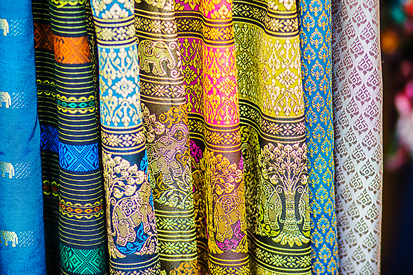 포토 JPG 해외이미지 전통 손 디자인 옷 아시아 종이 문화 백그라운드 패턴 태국 벽지 표면 추상 미술 동양인 여러명 사람없음 장식 컬러풀 유행 직물 면 황금 고급 실크 천 묘사 질감 짜임 옛날 정교 핸드메이드 스타일 해외202009 해외포토 나라 컬러 다수 컨셉 무늬 문화예술 사람 인종 신체부위 파일형식