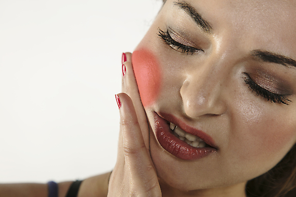 포토 JPG 해외이미지 서양인 여자 얼굴 실내 한명 사람 근접촬영 상반신 성인 앞모습 눈감음 고통 입 치아 치통 성인여자한명만 해외202009 해외포토 외국인 1 감정 뷰포인트 모션 내부 신체부위 소화기관 질병 여자한명만 성인여자만 파일형식